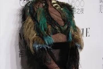 汪峰前妻葛薈婕不愧是超模，長相高級身材好，羽毛裙都能輕鬆駕馭