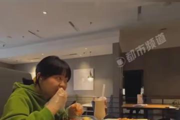 女孩賺錢後獨自去吃大餐，宴請小時候的自己：想重新養自己一遍