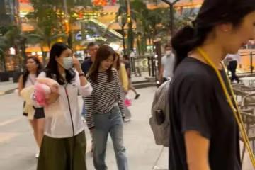郭晶晶霍啟剛帶子女回內地老家排場大，背8萬名牌包，一群人陪逛