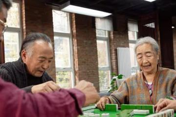 為啥奉勸老年人晚年不要打麻將？68歲大媽：這種消遣方式害人害己