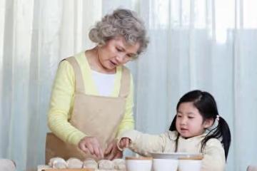 她56歲，女兒接公婆養老，趕她去小房子住，她把女兒一家趕出門