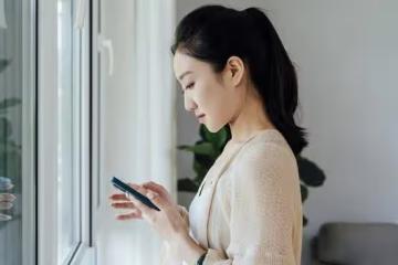 她25歲，媽媽花38000給妹妹報班，花80萬給妹妹買房 卻要她給3000