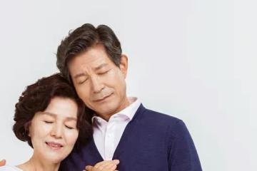 再婚7天就離婚，女士：他身上有狐臭，大爺怒斥：她閒著沒事來聞