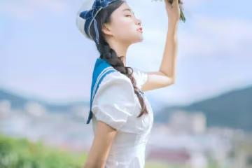 她簡直太美了！一起來欣賞仙女的海軍風穿搭魅力