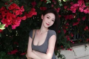 灰色連衣裙，展現出低調的高級感
