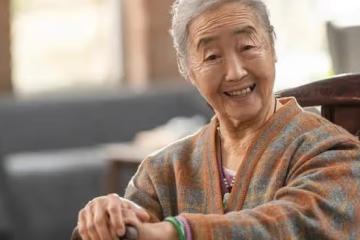 她65歲，房子拆遷她給女兒120萬，兒媳罵她偏心說以後不給她養老