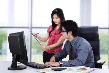 女秘書年薪50萬,跟總經理關係密切,突然有一天被公司辭退