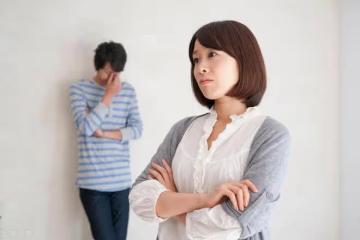 老公出軌後,妻子不吵不鬧,拿出一張協議,老公認慫