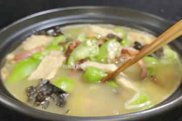這菜2塊錢一根,卻全身是寶!春天「搶鮮」燉一鍋,高鉀好營養,滿口多汁下飯