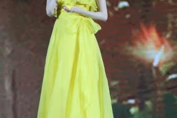 景甜真是"美如花",身穿嫩黃色禮服,荷葉邊設計好顯甜美