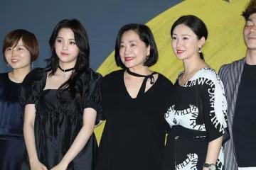 "奶奶輩"的翁虹好有氣質,簡約穿搭也優雅,直接升級"媽媽輩"