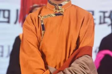 丁真雖然長得黑,但穿藏袍仍帥氣,無修鏡頭下長相還挺普通