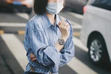 佘詩曼穿短褲配長靴,混季節穿搭還挺潮,一點不見老態