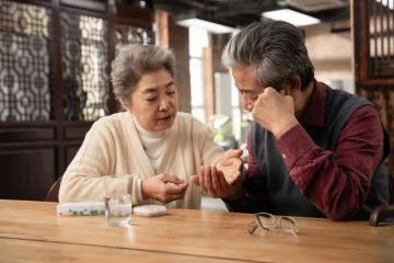 公公最近凌晨11點才回家，婆婆發現不明說，直到有天我撞見他出軌40歲女人，回家不張揚「悄悄做了3件事」