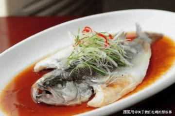 蒸鱸魚時,牢記「2不放、加4樣」的訣竅,魚肉特鮮嫩,好吃無腥味