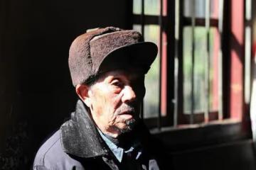 老人晚年有錢會幸福嗎?80歲大爺:擁有百萬存款,卻過得狼狽不堪