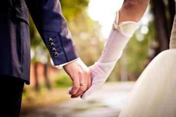 老公出軌又外遇，我帶著女兒失婚了…誰知道再婚又遇到渣男我再次失婚，想回娘家「卻說沒我的房間～」不被接納！ 走投無路時，我突然想起「前公公6年前給我的提款卡」一刷餘額愣在原地…