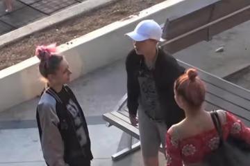 吳卓林抽菸被拍，國外街頭毫無形象，剪寸頭染髮像是流浪漢