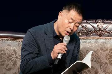 濮存昕上海街頭低調現身，熱心幫忙拍照引發熱議