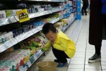 孫子愛玩「摔破一盒雞蛋」店員氣喊：10倍賠償！阿嬤不疾不徐「說了一段話」他瞬間沉默了…