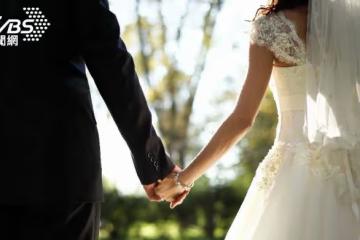 娘家媽媽怕禮數不周!婚禮上「塞2紅包給親家」,辦完婚禮第二天「婆婆一早來敲我房門」…