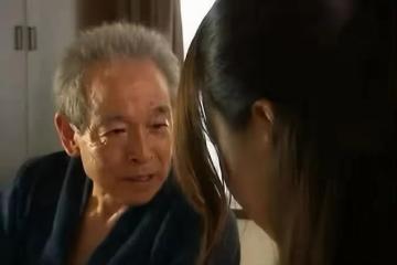喪偶太孤單！66歲老父「搬到兒子家」同住，隨口問媳婦「飯煮好了嗎」一家四口瞬間變一口