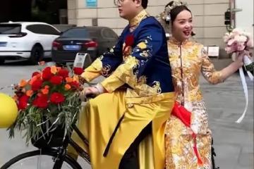 新郎騎自行車接親,新娘幸福滿滿,坦言坐在自行車上她笑得更燦爛
