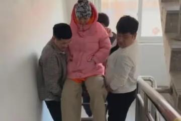 產婦出院回家,家人請人抬她上四樓,網友:不是矯情,這是有人疼
