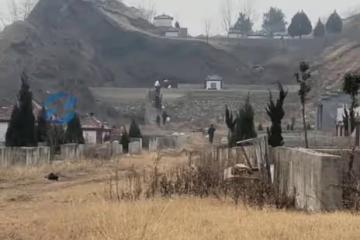 無理的習俗!出嫁的女兒不能給娘家人上墳,只能站遠處給父親磕頭