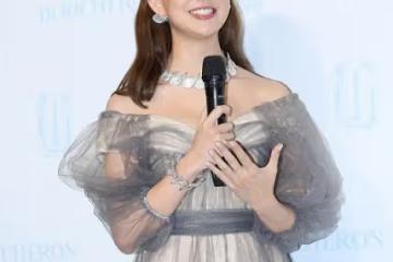 周杰倫的眼光真挺好,昆凌身穿灰色禮服,優雅端莊真有氣質