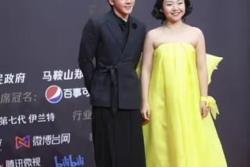 自信的女人最美麗，辣目洋子身穿黃色禮服，好似"小公主"