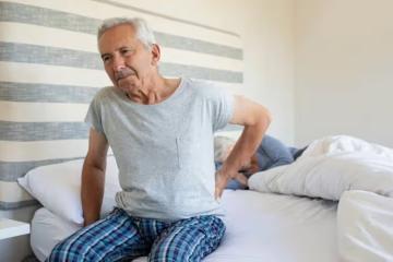 體內有癌，睡眠先知！睡覺時出現4種異常「是肺在向你求救」　常半夜驚醒「胸背疼痛」更要注意