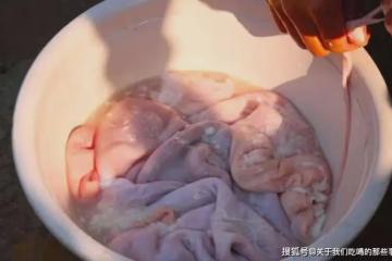 洗豬肚，加鹽就錯了！多加這3樣，5分鐘搞定，豬肚不腥不臊特乾淨