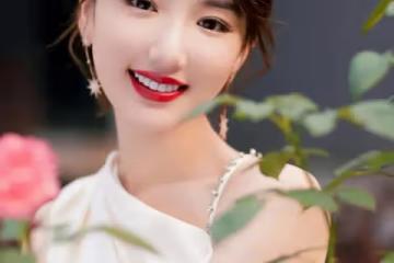 毛曉彤怒甩渣男後美出圈,穿白色斜肩連衣裙配大紅唇,網友:美爆