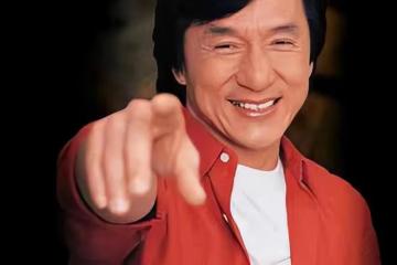 成龍70歲發文，能老是一件幸運的事，分享和洪金寶年輕時的合照