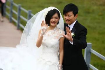 張傑謝娜牽手游迪士尼,老夫老妻恩愛如初