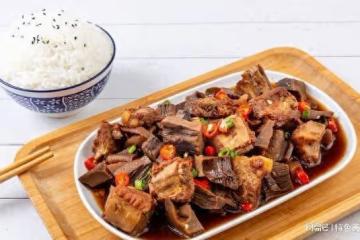 愛上美食,如何做冬筍燒排骨更好吃呢?