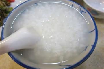 新婚時丈夫每天替妻子熬粥,七年後丈夫生意做大卻不常回家,直到他參加朋友的葬禮後,才驚覺妻子……