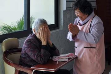 貼錢帶孫13年！被媳婦趕出門：養你13年夠了　我搬回老家「每月給鄰居2萬」兒子連夜給我送禮