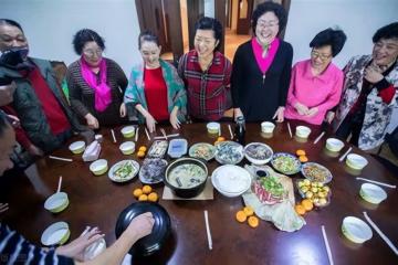假期全家聚餐！我70歲辛苦「做了一桌菜」也沒人幫忙　吃完後「兒子一句話」我讓他們滾出去
