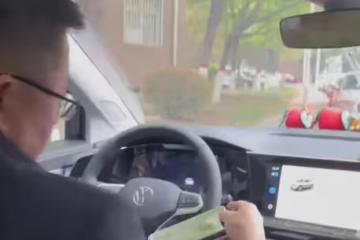 女兒偷偷攢錢給爸爸買手機,爸爸嘴裡埋怨,卻難掩興奮:這好貴吧