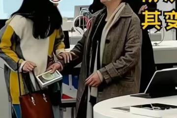 一女子看到兒子帶著女朋友購物,上前送見面禮被嫌棄:她會害羞的