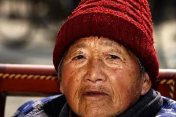 79歲母親和我生活9年,4個哥哥一文不出,48歲單身大姐:怎麼辦