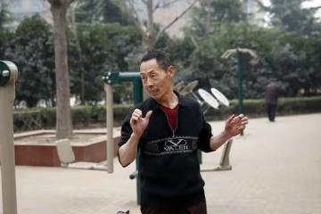 62歲的大爺：退休金3800塊，找一個55以下的老伴兒，過分嗎
