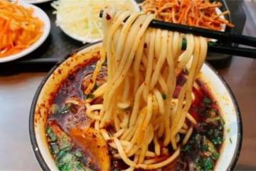 蘭州拉麵源於臨夏，發揚於蘭州，後來青海人推廣至全國
