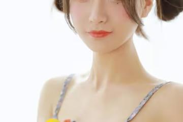 20歲尤物少女時尚穿搭寫真大賞：弔帶碎花連衣裙 詮釋浪漫風情