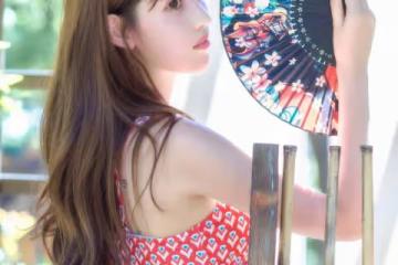 22歲極品尤物時尚寫真大賞：紅色印花比基尼 盡顯時尚完美身材