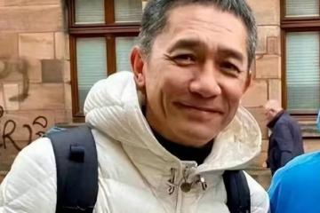 61歲梁朝偉在德國和路人合影,滿頭白髮的他這一次笑得很開心