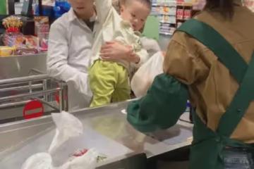帥氣爸爸逛完超市結帳,被寶寶一把扯下假髮原形畢露,瞬間尷尬了