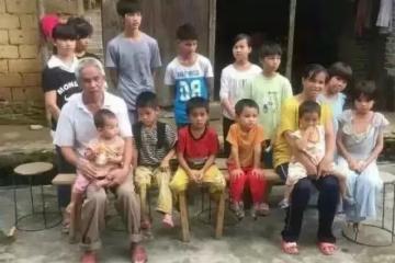 49歲大叔娶19歲少女，生下15個孩子，因為家貧成了旅遊景點